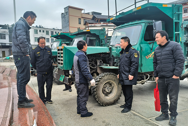 南丹县：拖拉机集中年检拉开序幕
